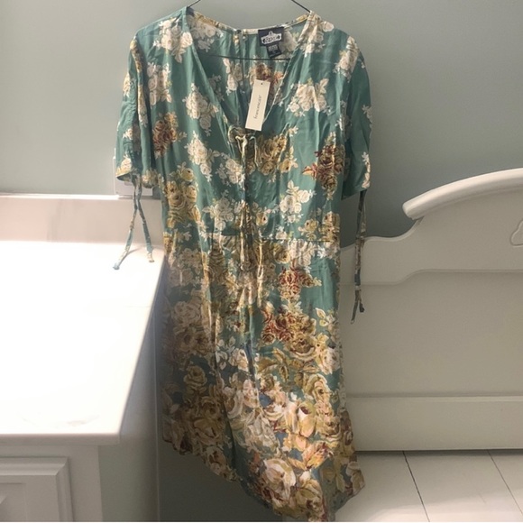 Francesca's Collections Dresses & Skirts - Francesca's Angie green floral dress tag off to wash but never worn- 100% Rayon